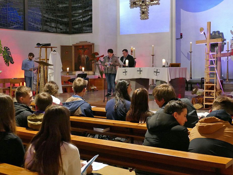 Firmvorbereitung mit Tauferinnerungsgottesdienst in St. Maria, Wolfhagen (Foto: Karl-Franz Thiede)